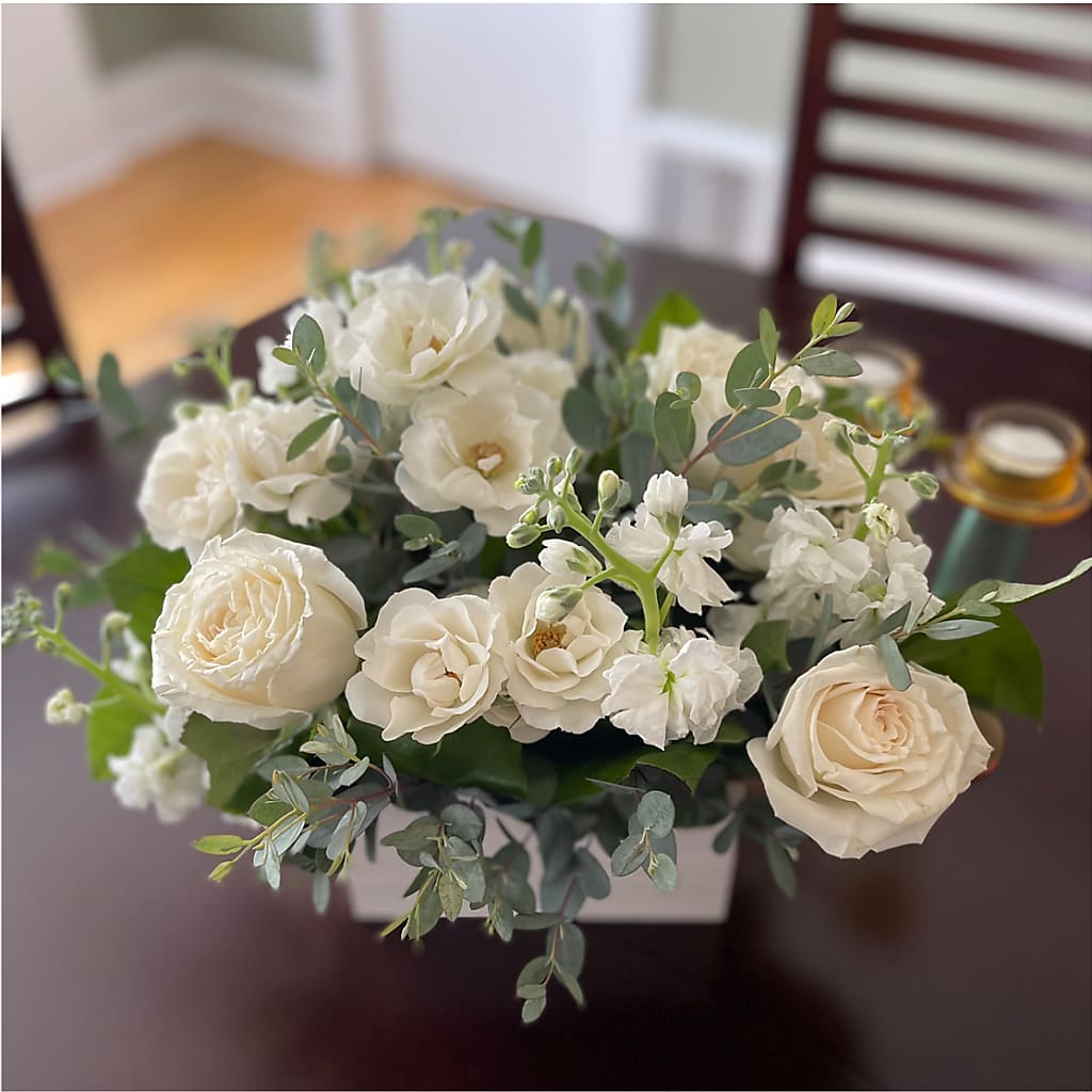 Fresh Linen Box Bouquet – Vincent Fleuriste, Sainte-julie PQ