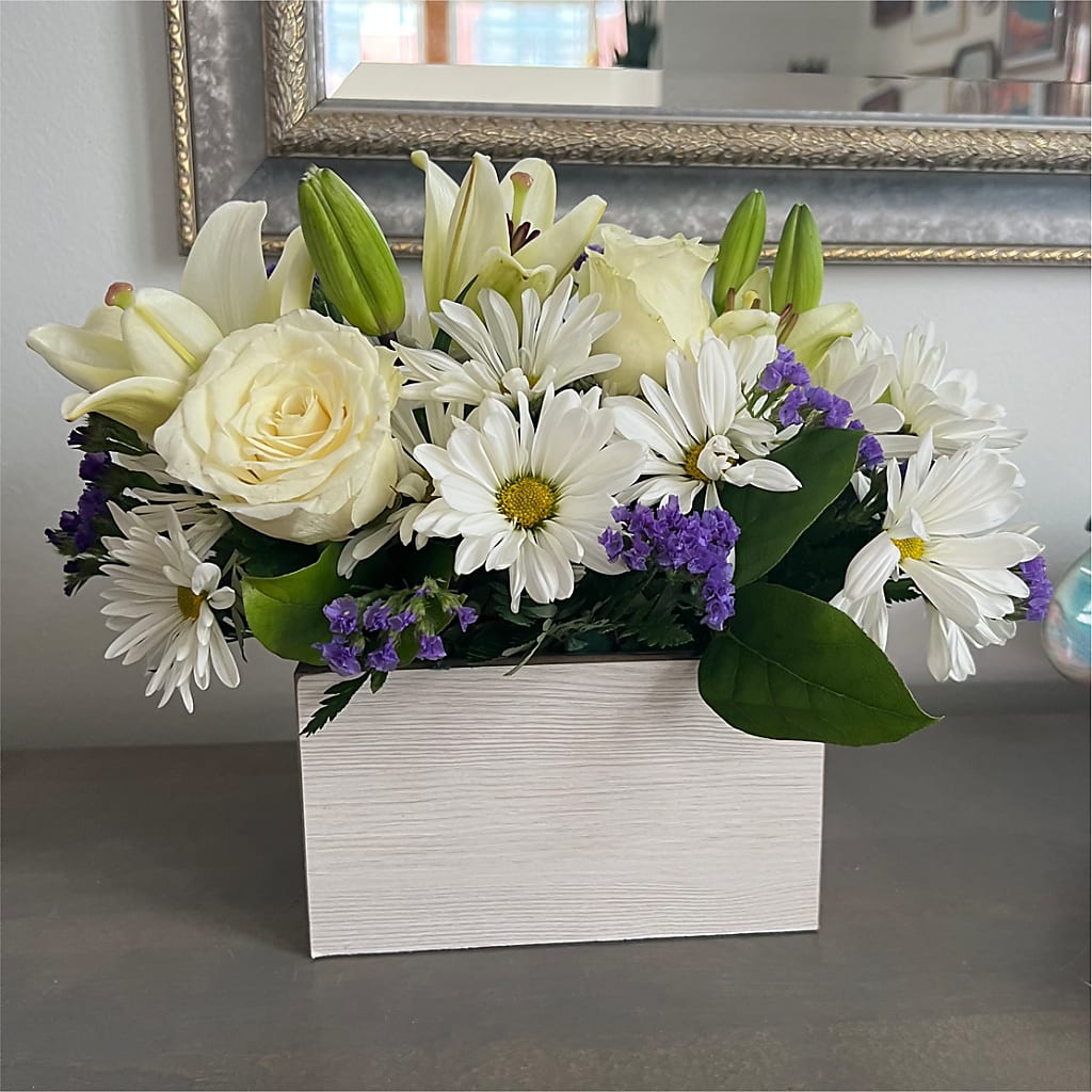 Beyond Blue Box Bouquet – Vincent Fleuriste, Sainte-julie PQ