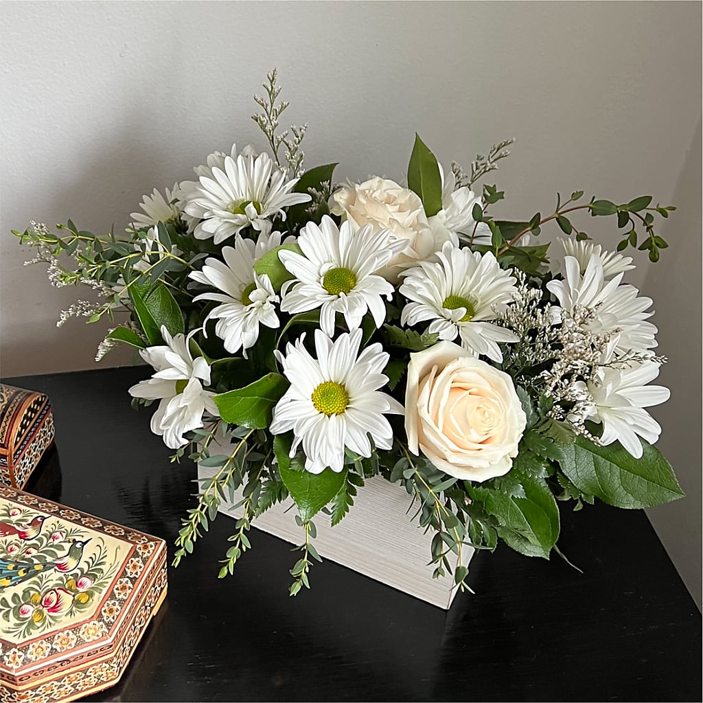 Fresh Linen Box Bouquet –  Vincent Fleuriste, Sainte-julie PQ
