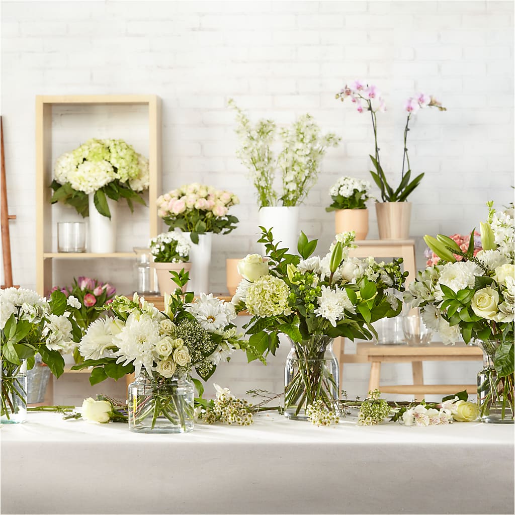 Classic Ivory – A Florist Original –  Vincent Fleuriste, Sainte-julie PQ